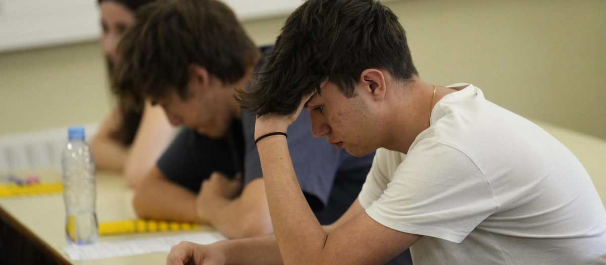 Estudiantes realizan la prueba de selectividad en Barcelona.