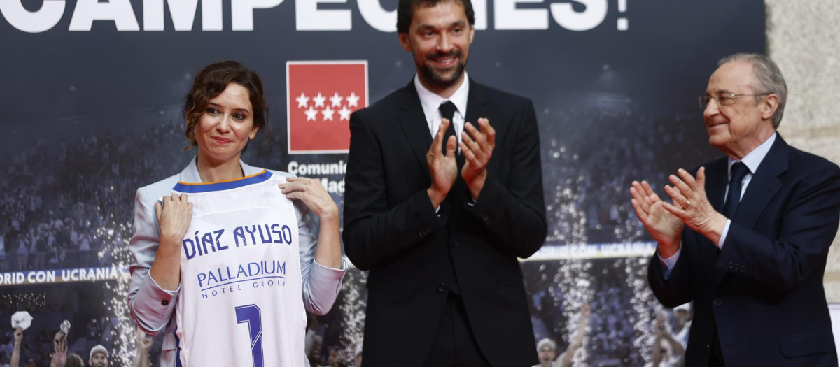 Isabel Díaz Ayuso, Sergio Llull y Florentino Pérez en la celebración de la Liga número 36 del Real Madrid