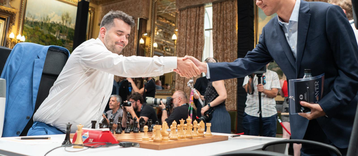 Ian Nepo y Ding Liren se saludan antes de la primera ronda del torneo