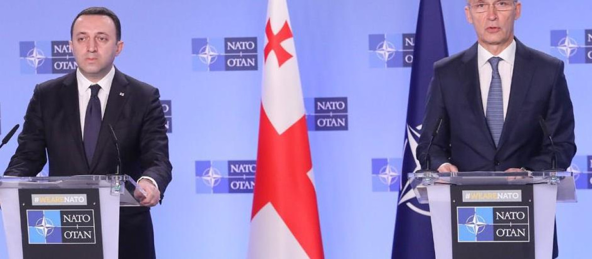 El primer ministro de Georgia Irakli Garibashvili (Iz) y el jefe de la OTAN Jens Stoltenberg (Archivo)