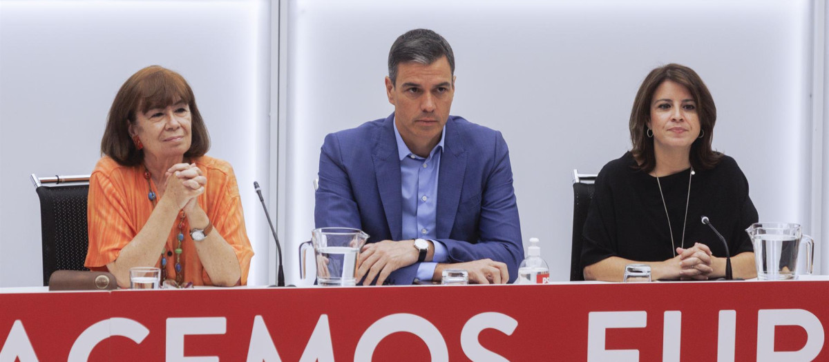 El presidente Sánchez rodeado de sus expertas Cristina Narbona y Adriana Lastra.