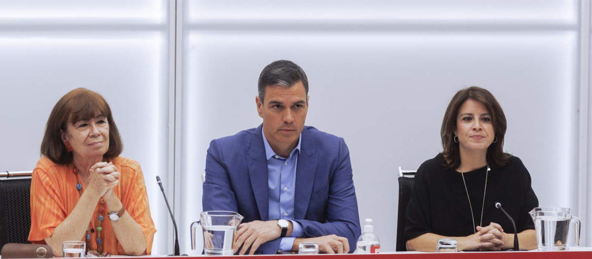 El presidente Sánchez rodeado de sus expertas Cristina Narbona y Adriana Lastra.