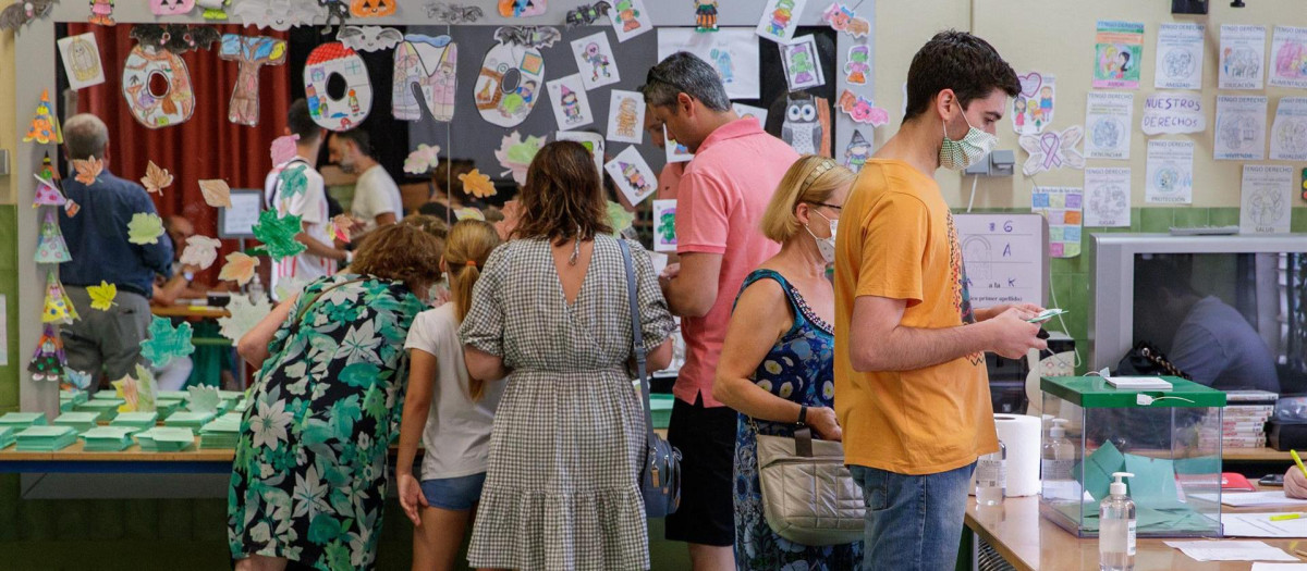 Un grupo de adultos ejerciendo el sufragio el pasado domingo en un colegio electoral del barrio San José Obrero de Sevilla