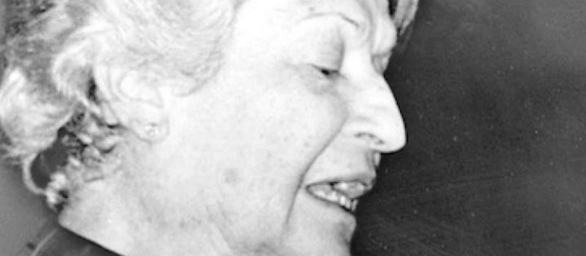 Carmen Conde durante su discurso de ingreso en la RAE en 1978