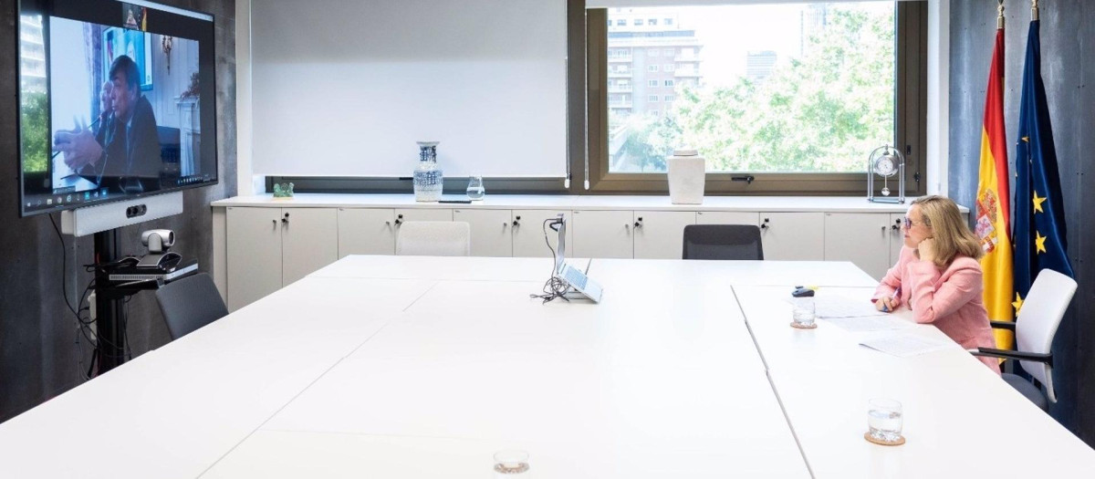 La vicepresidenta de Asuntos Económicos, Nadia Calviño, asiste por videoconferencia al Curso de verano de la APIE en la Universidad Internacional Menéndez Pelayo (UIMP), en Santander.