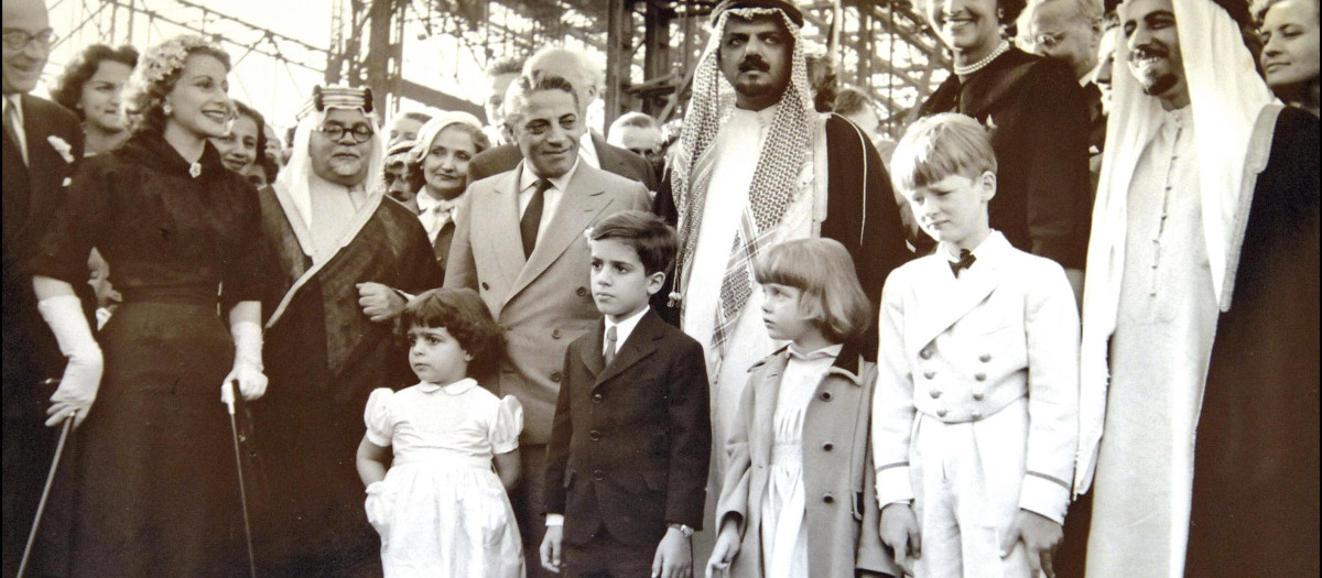 Gunilla Von Bismark junto a su madre, su hermano Maximilian , Aristoteles Onasis, Alex Onassis , Cristina Onassis y el Rey de Arabia Saudi durante un Acto público en Marbella