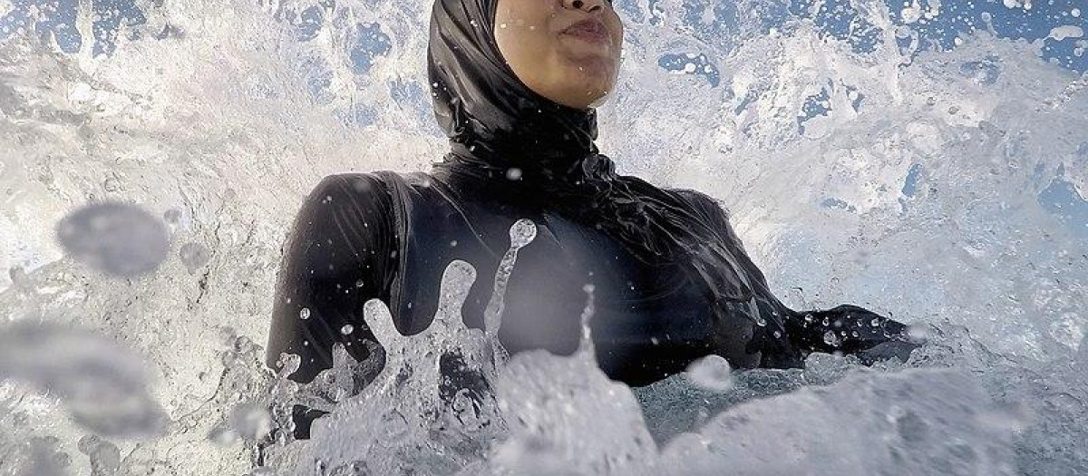 Una mujer se baña en la playa con un birkini