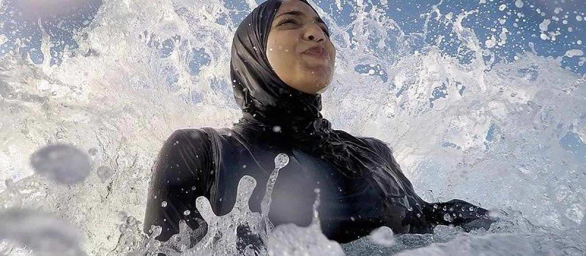 Una mujer se baña en la playa con un birkini