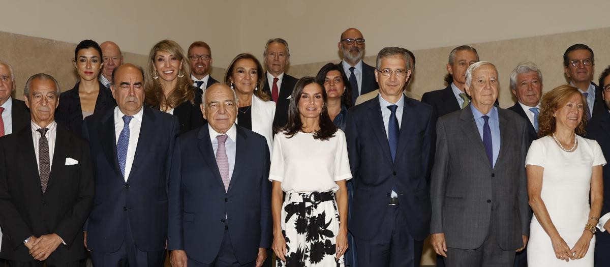 La reina Letizia posa para la foto de familia junto a los asistentes a la reunión del patronato de la Fundación FAD Juventud, este miércoles en la sede del Banco de España en Madrid