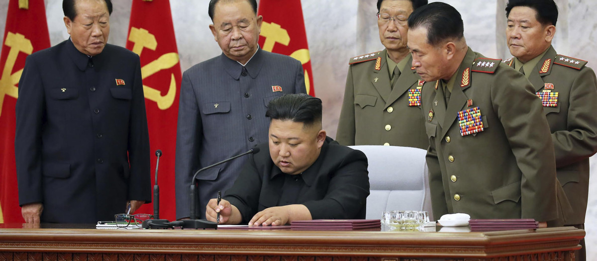 El dictador norcoreano, Kim Jong Un junto a sus mandos militares