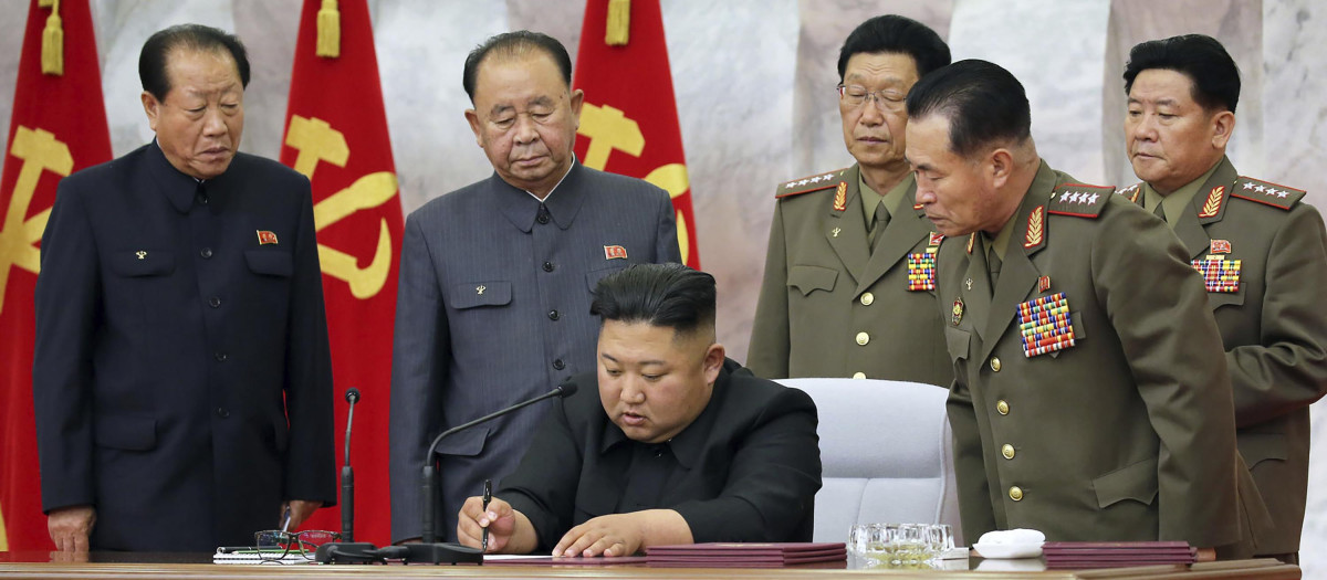 El dictador norcoreano, Kim Jong Un junto a sus mandos militares