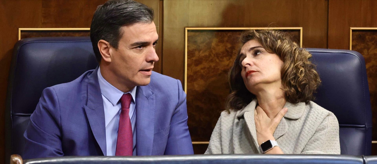 El presidente del Gobierno, Pedro Sánchez, junto a la ministra de Hacienda, María Jesús Montero.