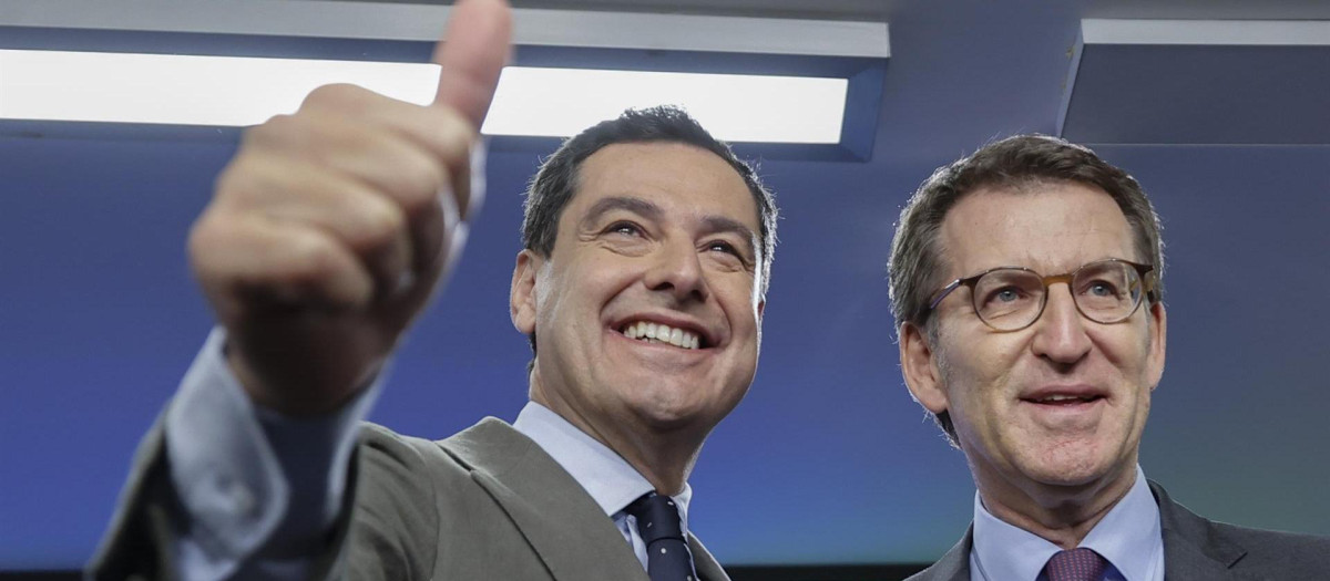 El presidente del Partido Porpular, Alberto Núñez Feijóo (d) posa con el presidente de Andalucía, Juanma Moreno (i) antes de la celebración este martes de la Junta Directiva Nacional del PP en Madrid