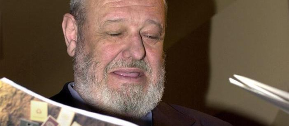El director de la revista 'La clave', José Luis Balbín, ojea el primer número de la publicación