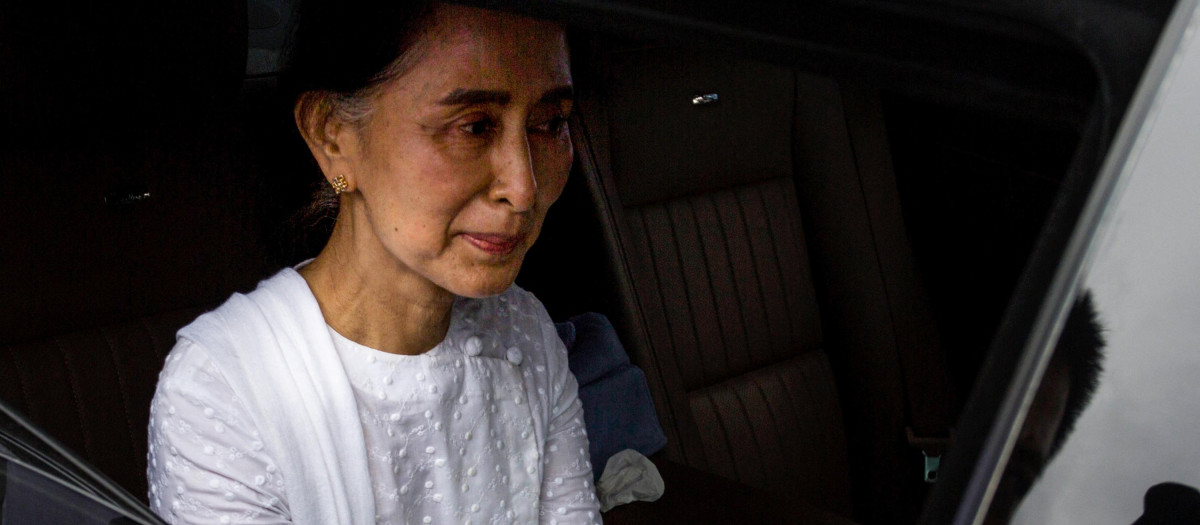 Aung San Suu Kyi, líder democráticamente elegida de Birmania, actualmente entre rejas