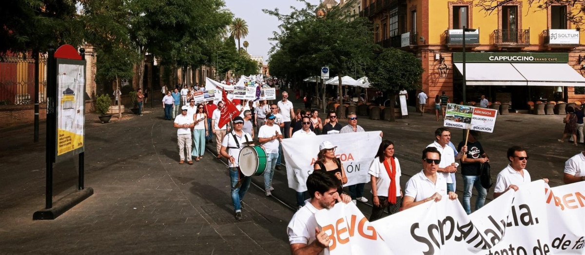 Trabajadores de Abengoa se manifiestan en Sevilla.