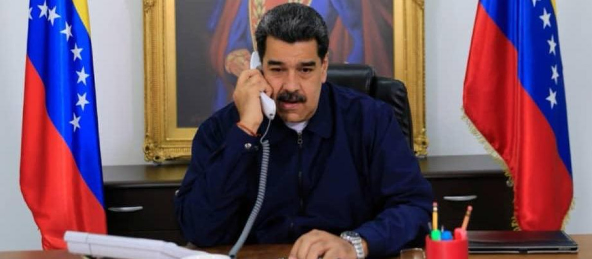 El dictador Nicolás Maduro al teléfono