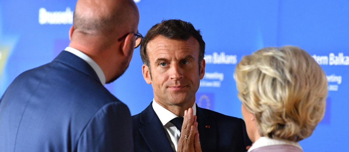 Macron habla con los presidente de la Comisión y el Consejo Europeo, Ursula Von del Leyen y Charles Michel