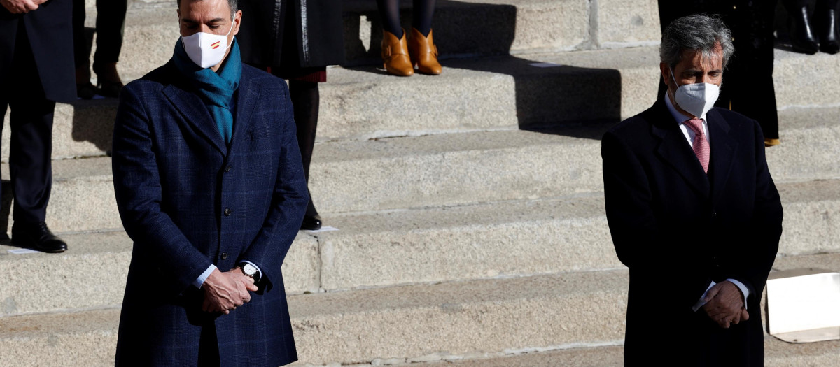 El presidente del Gobierno, Pedro Sánchez, y el presidente del Consejo General del Poder Judicial (CGPJ), Carlos Lesmes (d)
