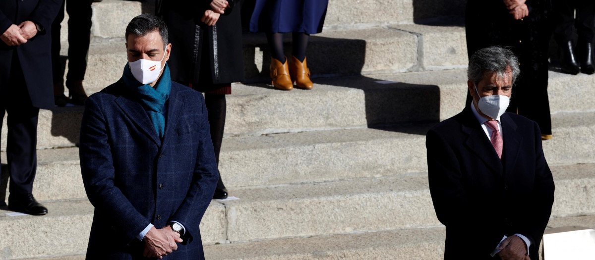 El presidente del Gobierno, Pedro Sánchez, y el presidente del Consejo General del Poder Judicial (CGPJ), Carlos Lesmes (d)