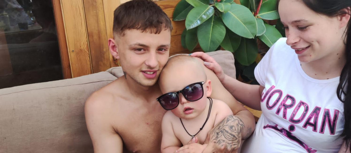 María Teresa con su marido y su hijo, en una imagen reciente