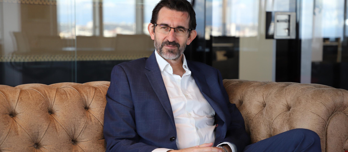 Juan Carlos Corvera, presidente de la fundación Educatio Servanda, durante su entrevista en la redacción de El Debate