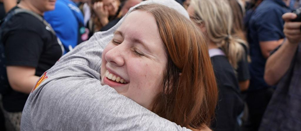 Dos manifestantes pro vida se abrazan tras conocer la sentencia de la Corte Suprema