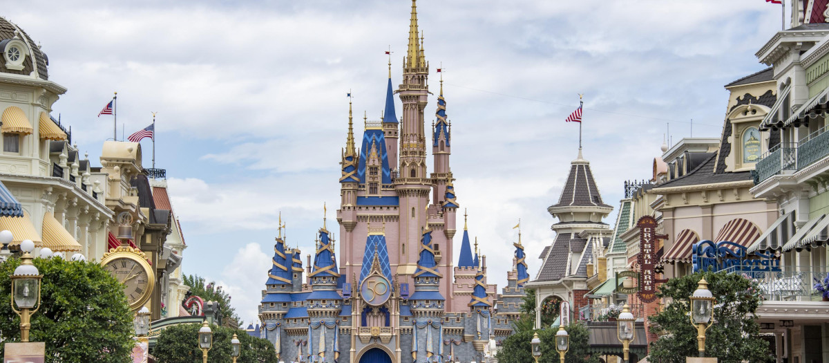 El castillo que preside MAgic Kingdom, el primero de los parques temáticos de Disney abiertos en Disneyland