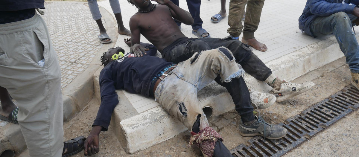 Varias decenas de inmigrantes han entrado este viernes en Melilla tras romper la puerta de acceso al paso fronterizo de Barrio Chino y saltar por encima de su tejado que separa la ciudad autónoma de Marruecos.