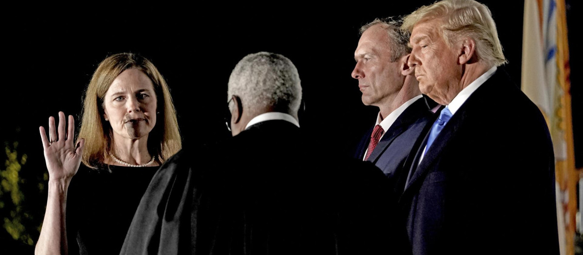 Amy Barrett jura su cargo como jueza del Tribunal Supremo