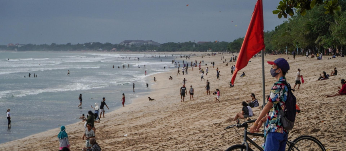 Playa con bandera roja