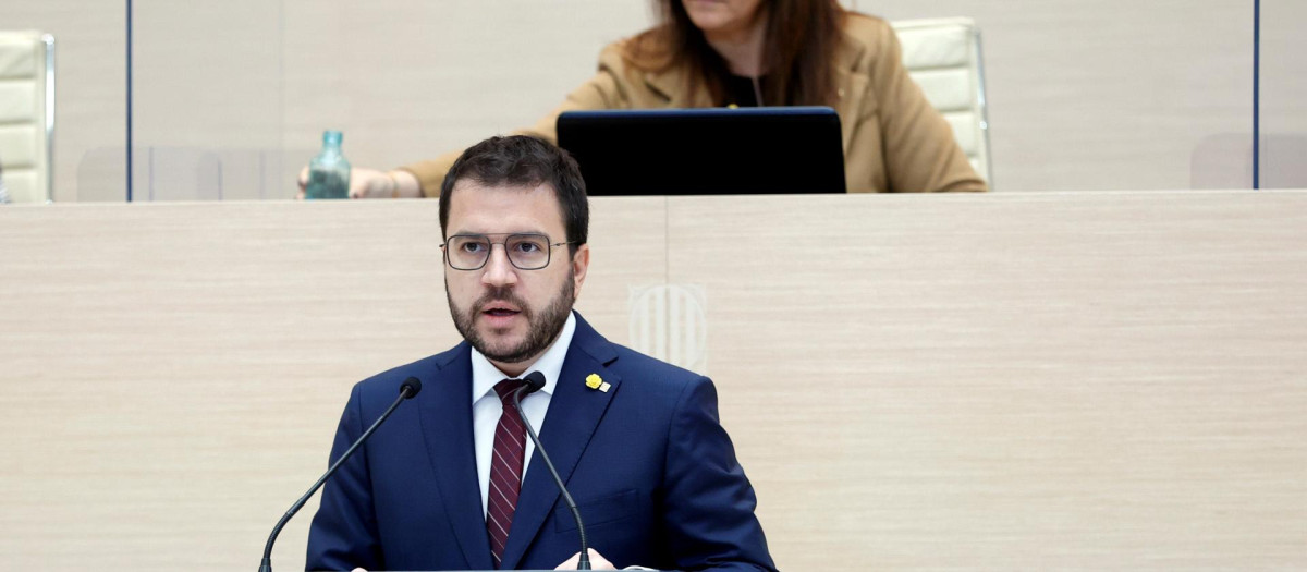 El presidente de la Generalitat, Pere Aragonès (ERC), y la presidenta del Parlament de Cataluña, Laura Borràs (Junts)