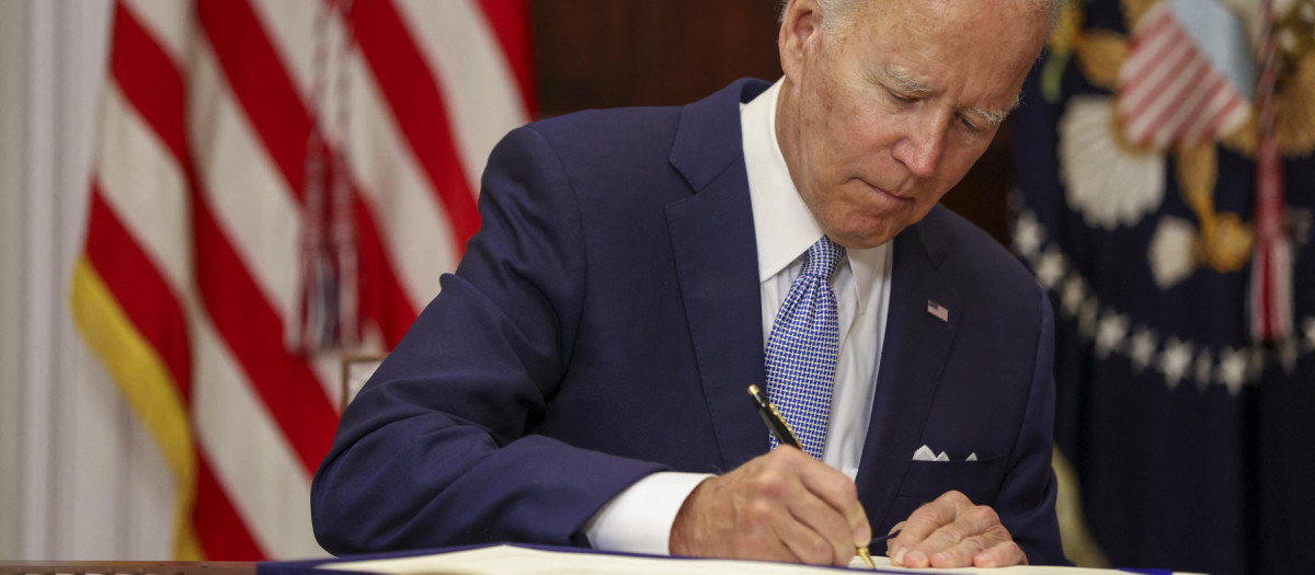 Momentos en que el presidente Joe Biden firma la nueva legislación de 'control de armas'