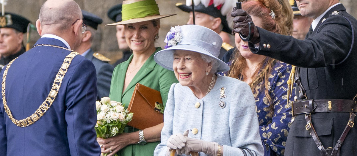 Queen Elizabeth II attends the Ceremony of the Keys on the forecourt of the Palace of Holyroodhouse in Edinburgh, as part of her traditional trip to Scotland for Holyrood Week. Picture date: Monday June 27, 2022. *** Local Caption *** .