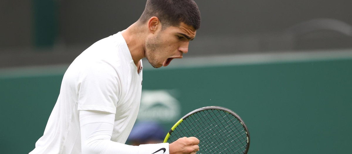 Alcaraz celebra con rabia uno de sus puntos a Struff