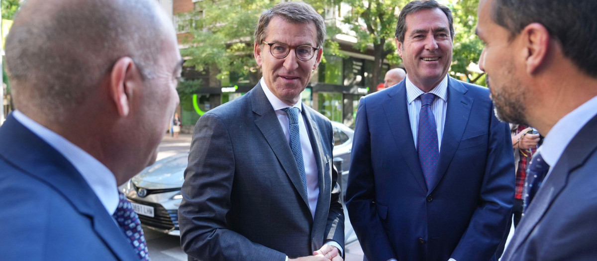 Feijóo antes de dar comienzo a su intervención en los cursos de ATA