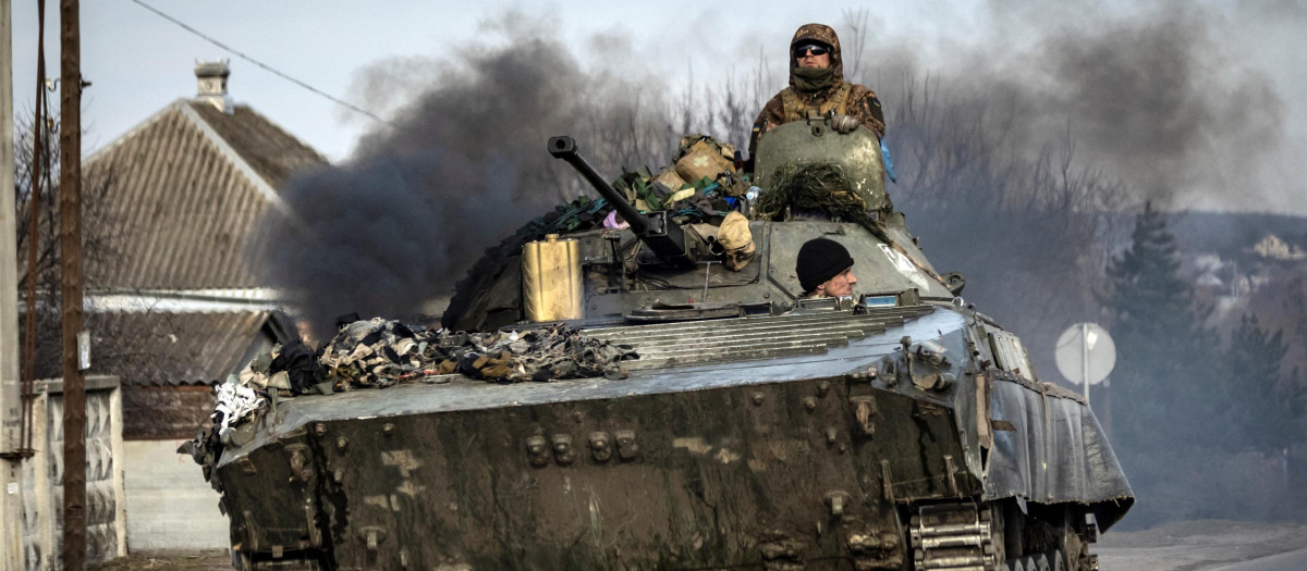 Un tanque ucraniano circula por la ciudad de Trostyanets, al noroeste del país