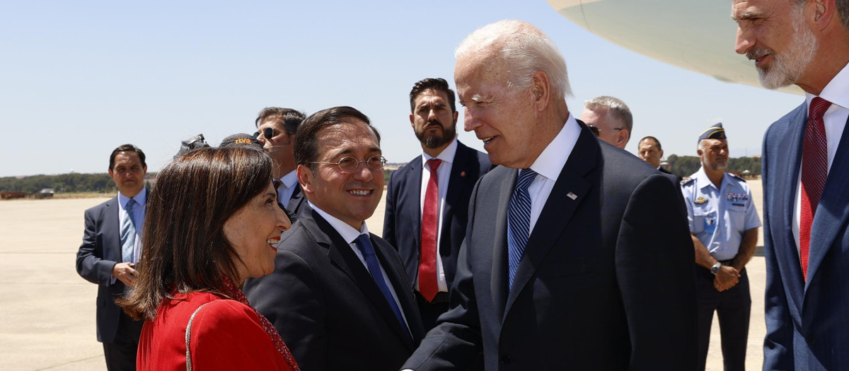 Joe Biden saluda al ministro de Exteriores, José Manuel Albares; a la ministra de Defensa, Margarita Robles. También estaba presente la embajadora de los EE.UU. en España, Julissa Reynoso