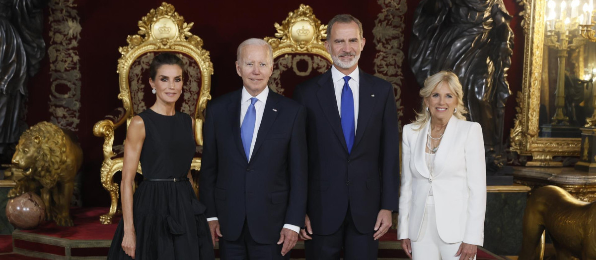Felipe VI, junto a la Reina Letizia, al presidente de los EE.UU. y la primera dama, a su llegada a la cena en el Palacio Real de Madrid