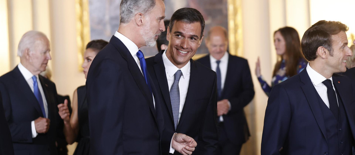 El rey Felipe VI (i) y el presidente del Gobierno, Pedro Sánchez (c), durante la recepción a los jefes de Estado y jefes de Gobierno hoy martes en el Salón del Trono del Palacio Real