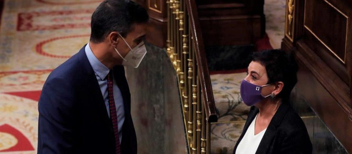 Pedro Sánchez y Mertxe Aizpurúa, en el Congreso de los Diputados