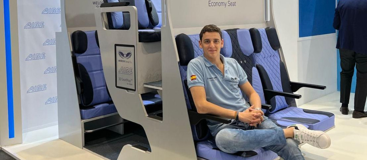 Alejandro Núñez prueba su invento, el Chaise Longue Economy Seat