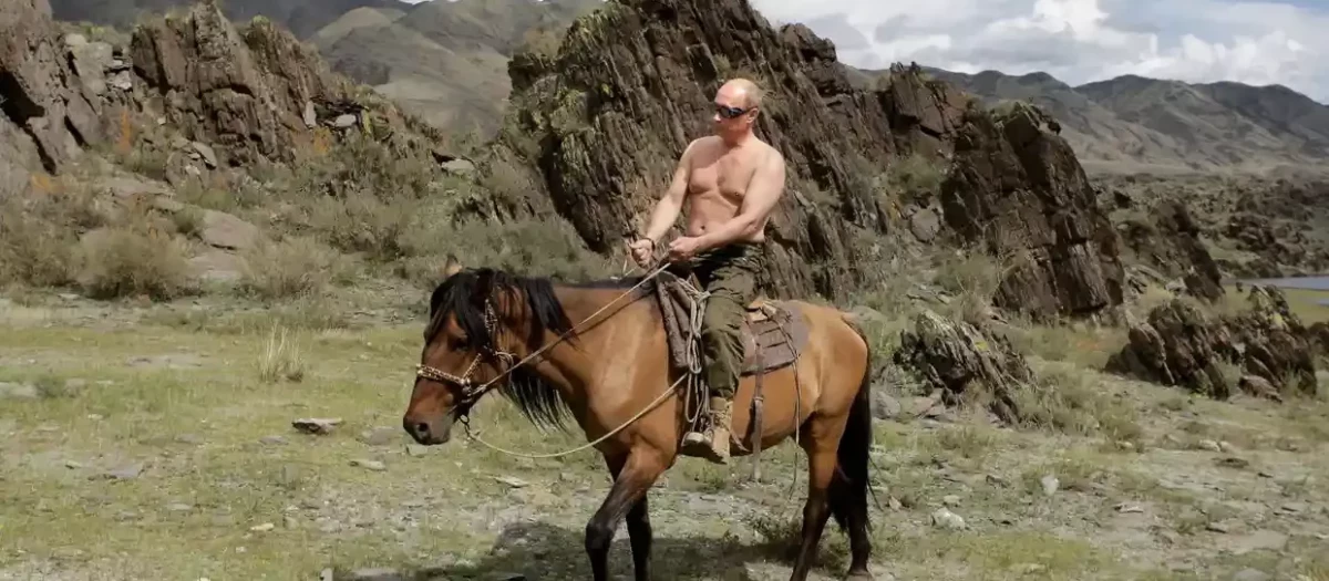 El presidente ruso, Vladimir Putin, descamisado y a lomos de un caballo
