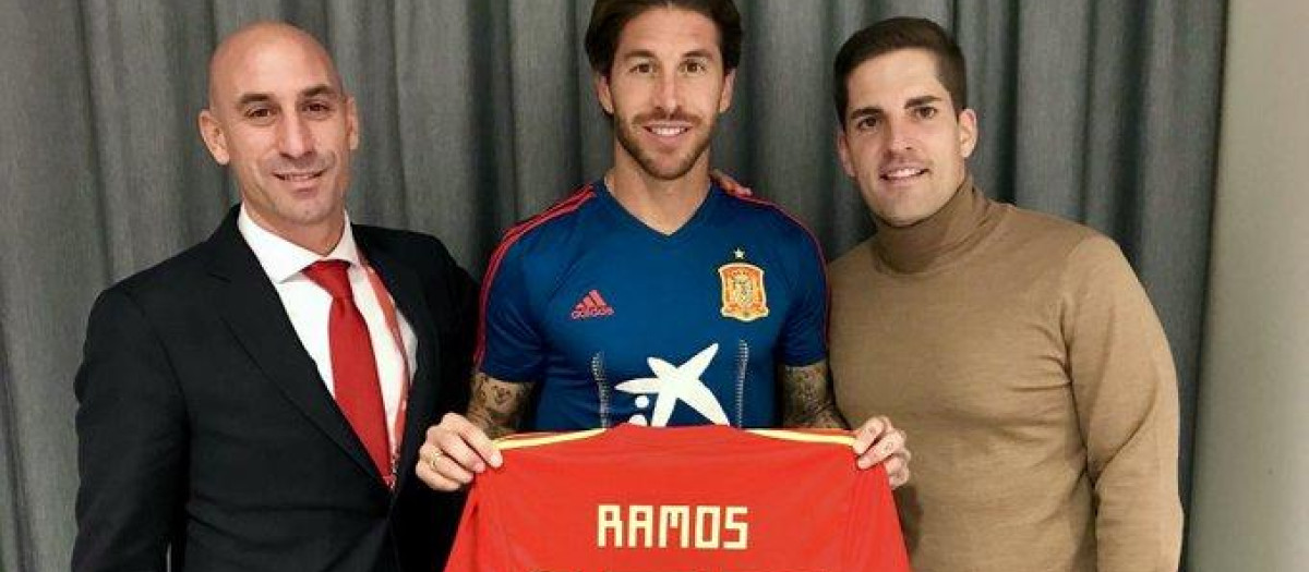 Luis Rubiales, junto a Sergio Ramos y el entonces seleccionador Robert Moreno