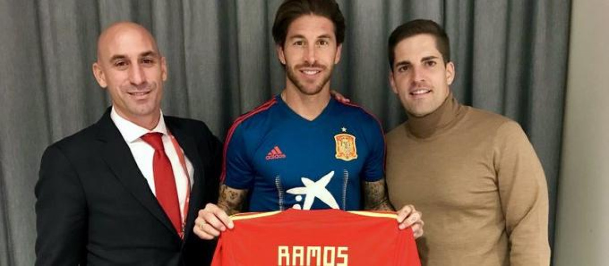 Luis Rubiales, junto a Sergio Ramos y el entonces seleccionador Robert Moreno