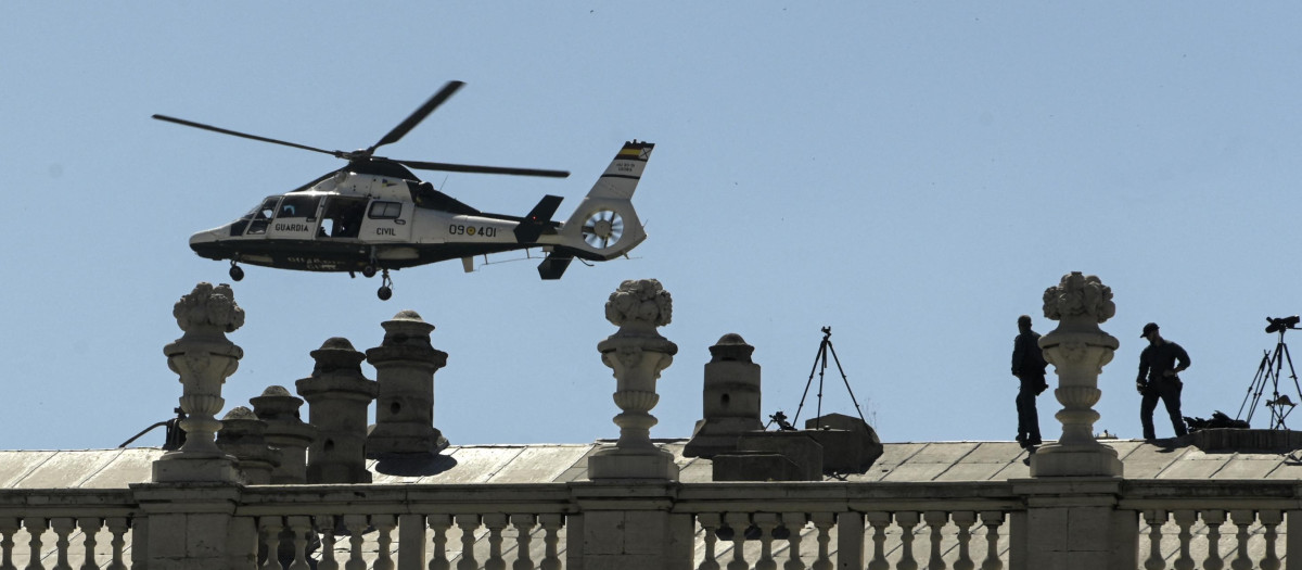 Un helicóptero de la Guardia Civil sobrevuela el Palacio Real, en Madrid