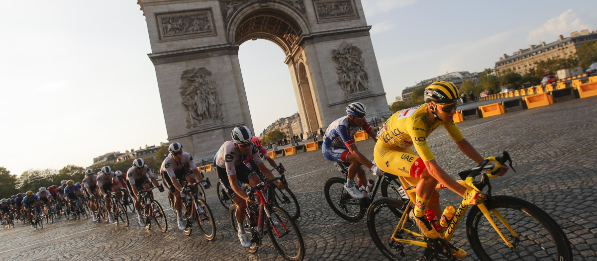 Transcurso de una etapa durante el Tour de Francia 2020