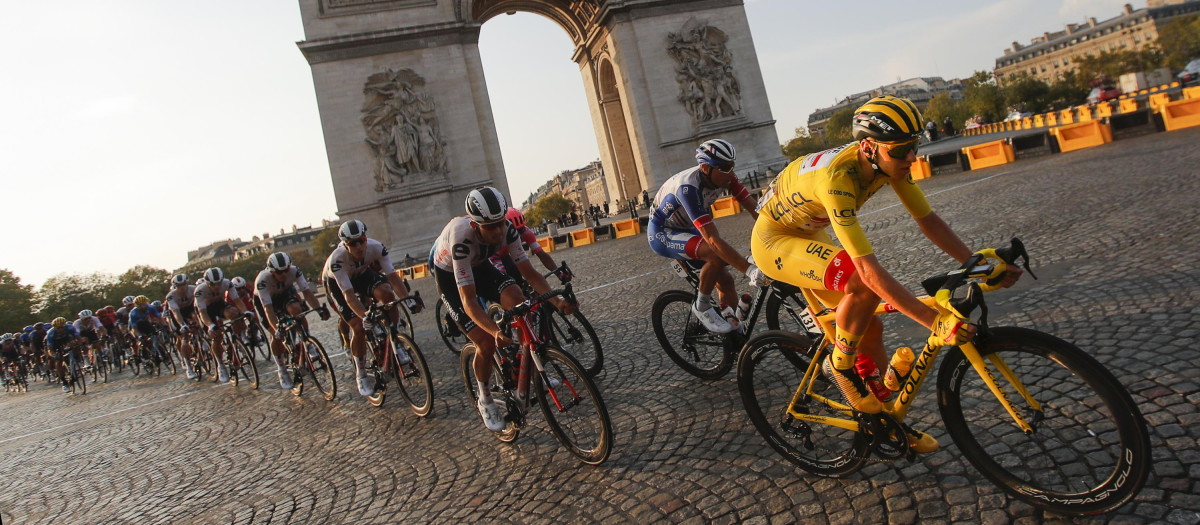 Transcurso de una etapa durante el Tour de Francia 2020