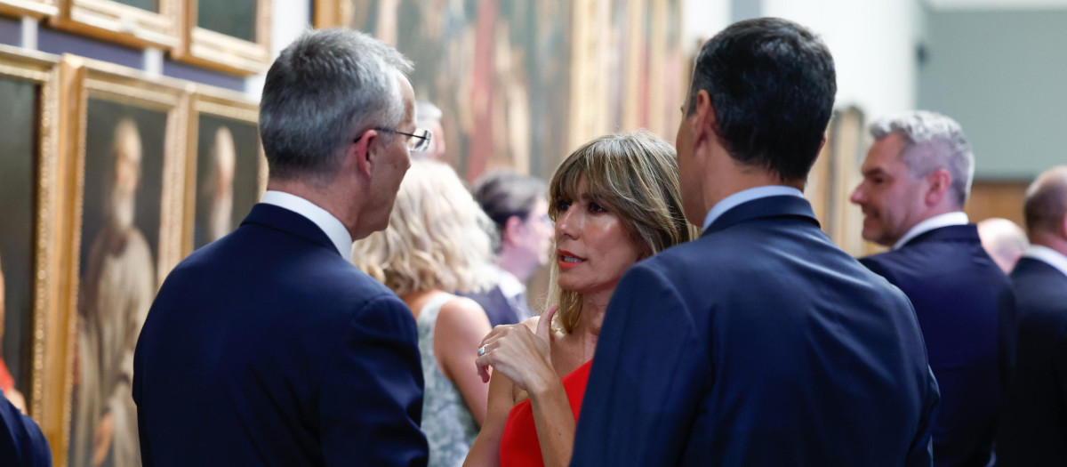 Pedro Sánchez y Begoña Gómez han ejercido de anfitriones de la cena organizada por España en el Museo del Prado para los dirigentes de la OTAN
