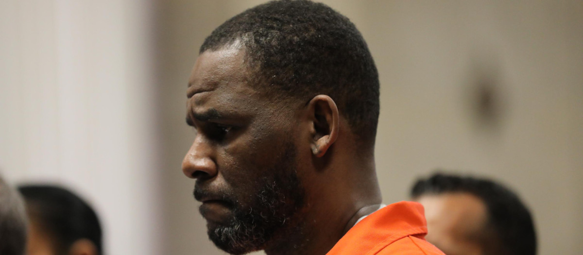 R. Kelly durante una audiencia en el Tribunal Penal de Leighton en Chicago, (Estados Unidos)